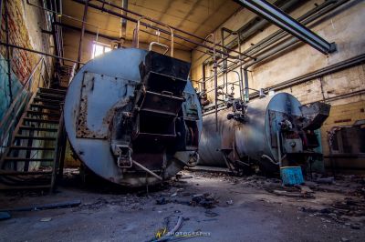 Ein großer Maschinenraum mit vielen alten Maschinen