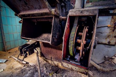 Eine schmutzige Küche mit einem kaputten Herd und einem kaputten Backofen