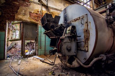 Eine große Maschine in einem Gebäude mit einer Ziegelwand
