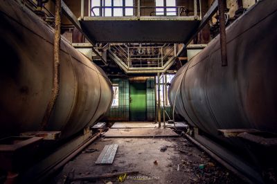 Ein großes grünes Gebäude mit einer Reihe von Rohren