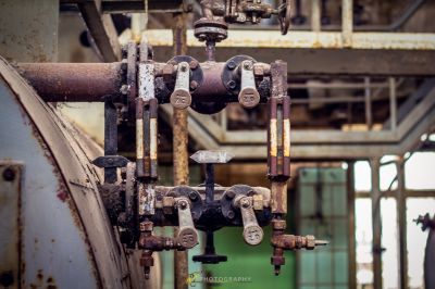 Eine Nahaufnahme einer Maschine mit grünem Hintergrund