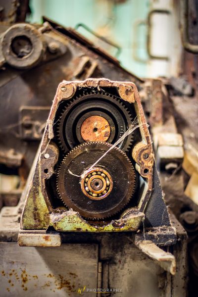 Eine Nahaufnahme einer Maschine mit einer Uhr