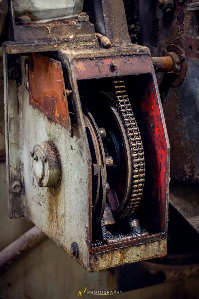 Eine Maschine, die auf einem Tisch sitzt