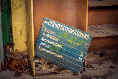 Ein Zeichen, das auf dem Boden ist