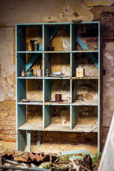 Ein Zimmer mit einem Regal und einem Stuhl