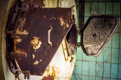 Eine schmutzige Toilette mit einem schmutzigen Deckel und einem schmutzigen WC-Sitz