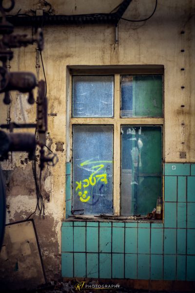 Ein Fenster mit einem Graffiti darauf