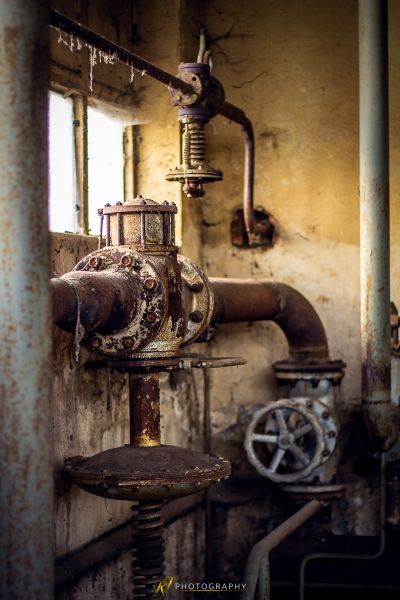 Ein rostiges Rohr in einem schmutzigen Raum