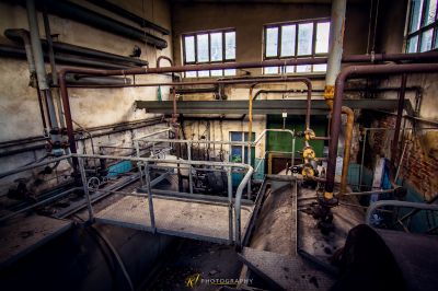 Ein Zimmer mit Rohren und einer Spüle