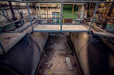 Eine schmutzige Fabrik mit viel Müll und Schutt