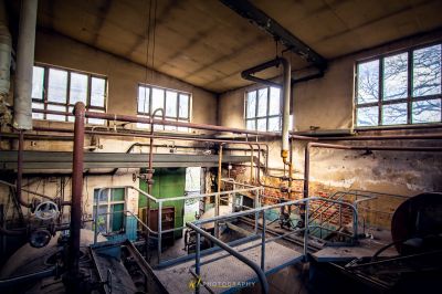 Ein Zimmer mit vielen Pfeifen und vielen Fenstern