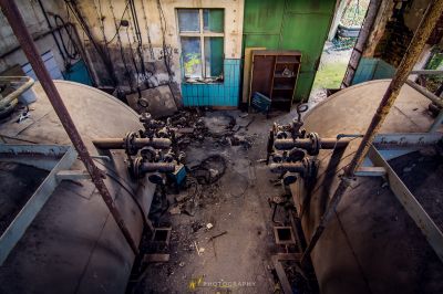 Ein Zimmer mit einem Haufen Pfeifen und einer Tür