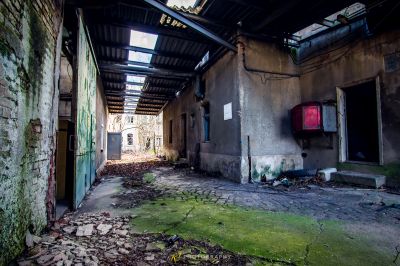 Ein schmutziges Zimmer mit einem Haufen Müll auf dem Boden