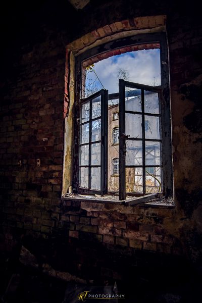 Ein Fenster mit Blick auf ein Gebäude