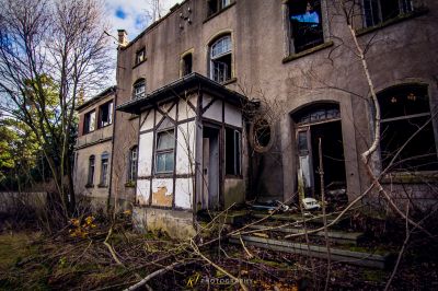 Ein verfallenes Gebäude mit einem zerbrochenen Fenster und einer Tür