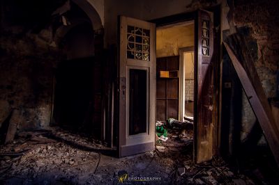 Eine Tür in einem heruntergekommenen Gebäude