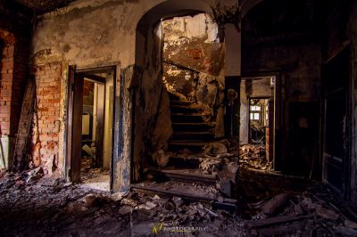 Ein Raum mit einem Haufen Schutt und einer Feuer-Hydraulik