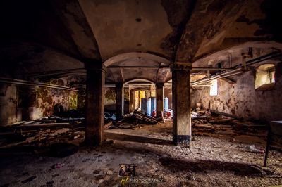 Ein Raum mit vielen Trümmern und Trümmern