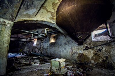 Ein großes rundes Objekt in einem schmutzigen Raum