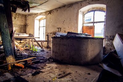 Ein schmutziges Zimmer mit einem kaputten Kühlschrank und einem kaputten Kühlschrank