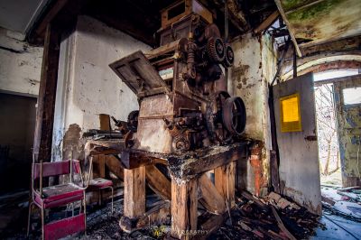 Eine sehr alte Maschine in einem sehr alten Gebäude