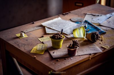 Ein Tisch mit Blumen und Papieren