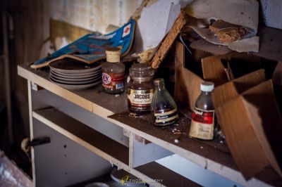 Eine chaotische Küche mit vielen cls auf der Theke