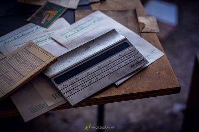 Eine Metallbox mit einem Kalkulaant darauf