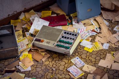 Ein Stapel alter Elektronik und andere Gegenstände