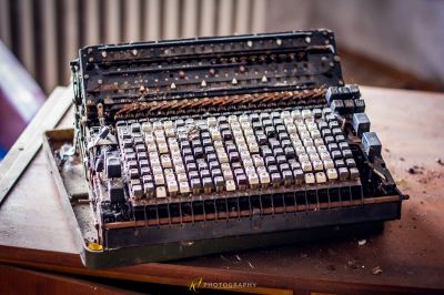 Eine alte Schreibmaschine, die auf einem Tisch sitzt