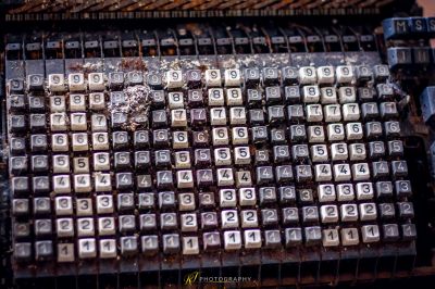 Eine Nahaufnahme einer alten Schreibmaschine