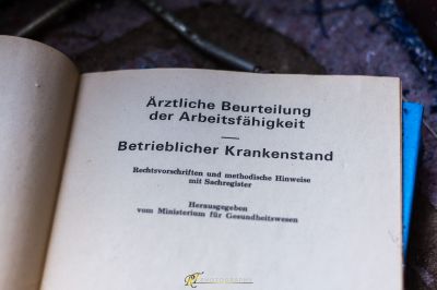 Ein Buch mit einem Bild eines Mannes darauf