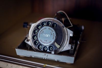 Eine Uhr auf einem Tisch