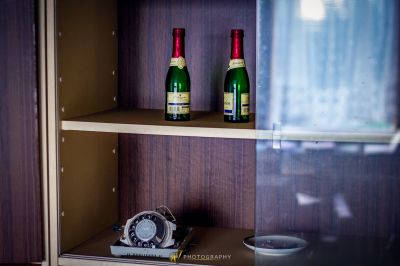 Eine Flasche Wein und eine Uhr auf einem Regal