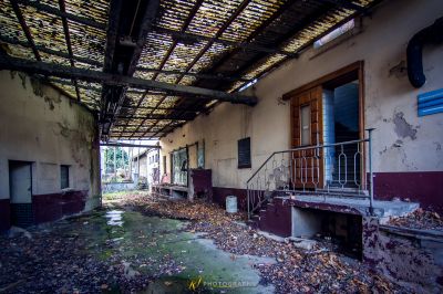 Ein Gebäude mit einem Bündel von Blättern auf dem Boden