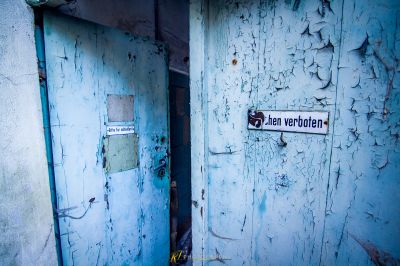 Eine Tür mit einem Schild, das 