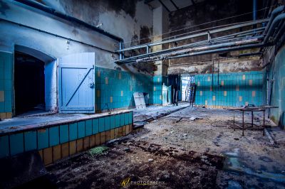 Ein Zimmer mit vielen schmutzigen Sachen