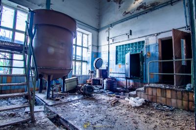 Ein Raum mit einem großen Tank darin