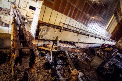 Ein Raum mit einem Haufen Schutt und einer Feuer-Hydraulik