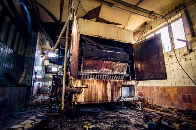 Ein verbrannter Raum mit einem Feuer in der Decke