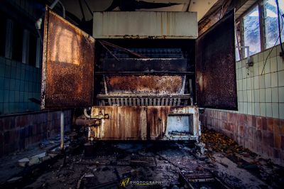 Ein verbranntes Gebäude mit einem Haufen Müll auf dem Boden