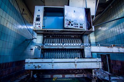 Eine schmutzige Maschine in einem schmutzigen Raum