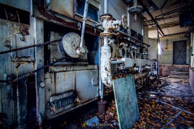 Eine große Maschine in einem schmutzigen Gebäude