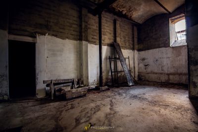 Ein Zimmer mit einer Leiter und einem Fenster