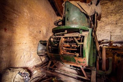 Eine Maschine sitzt in einem Raum mit einer Wand