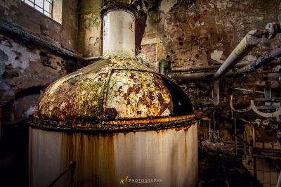 Ein verrostetes altes Gebäude mit einem großen Rohr