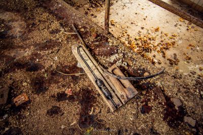 Ein gebrochenes Rohr, das auf dem Boden liegt