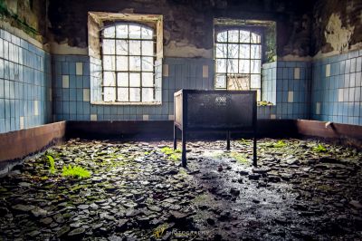 Ein Zimmer mit einem kaputten Fenster und einer kaputten Toilette