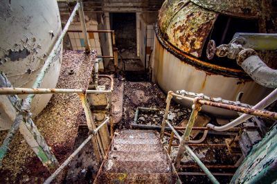 Ein sehr altes Badezimmer mit viel Rost