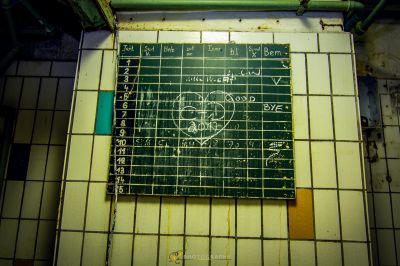 Eine Tafel mit einer weißen Schrift darauf